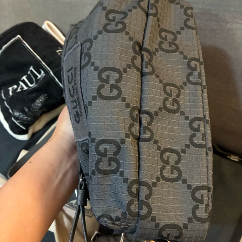 GUCCI 灰色大LOGO相機包-6