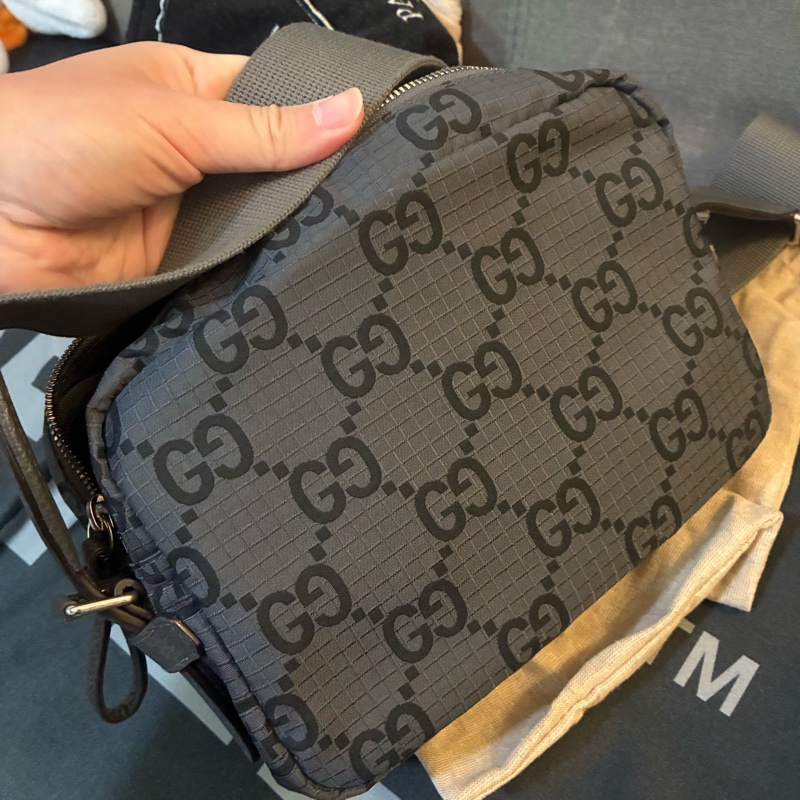 GUCCI 灰色大LOGO相機包-7