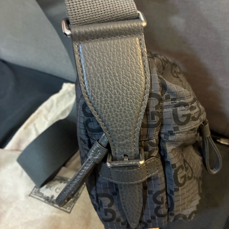 GUCCI 灰色大LOGO相機包-8