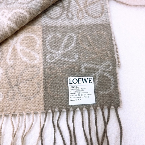 閒置未用 Loewe 米色老花圍巾頸巾