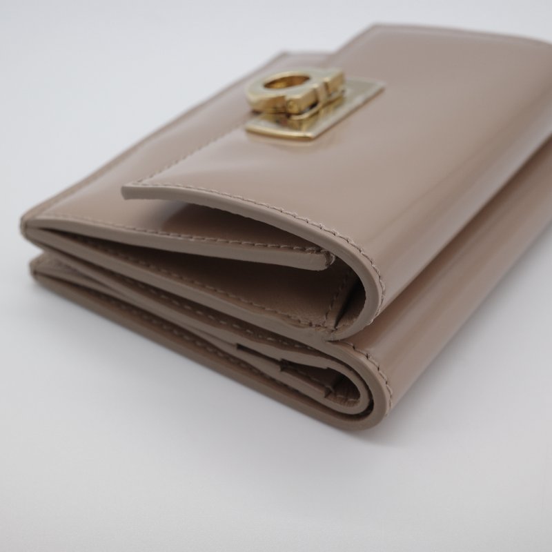 （超級新🎁可以送禮）Ferragamo 菲拉格慕 Gancini 米色 小牛皮 短夾 🈶️鈔票位、6 卡位-6