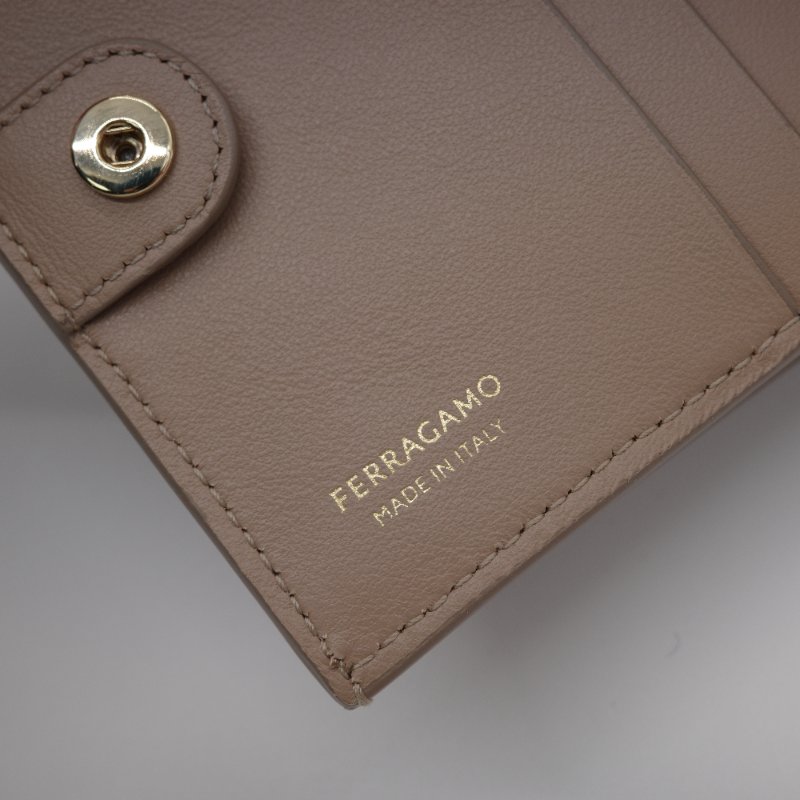 （超級新🎁可以送禮）Ferragamo 菲拉格慕 Gancini 米色 小牛皮 短夾 🈶️鈔票位、6 卡位-8
