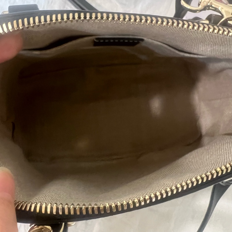 ෆ Gucci 全皮壓紋貝殼包 🈶購證-17