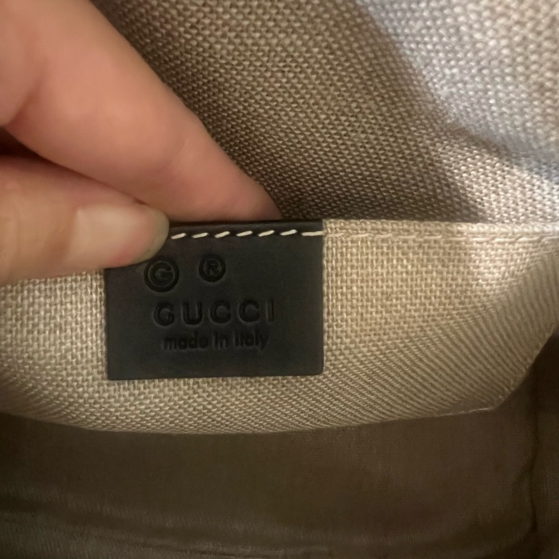 ෆ Gucci 全皮壓紋貝殼包 🈶購證-18