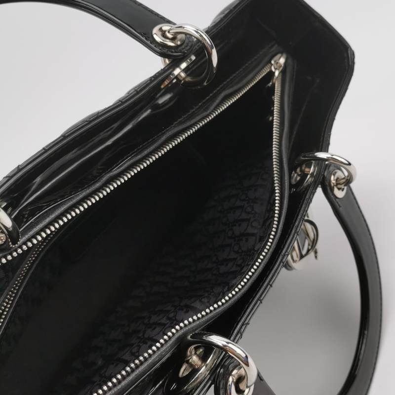 Dior Lady Dior戴妃包大號漆皮藤格紋字母Logo吊飾斜挎包單肩包-6