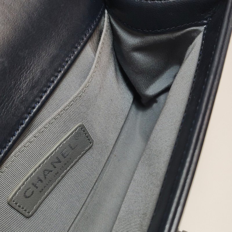 Chanel Leboy季節限定款小號羊皮絨布方形雙C鎖扣單肩包-10