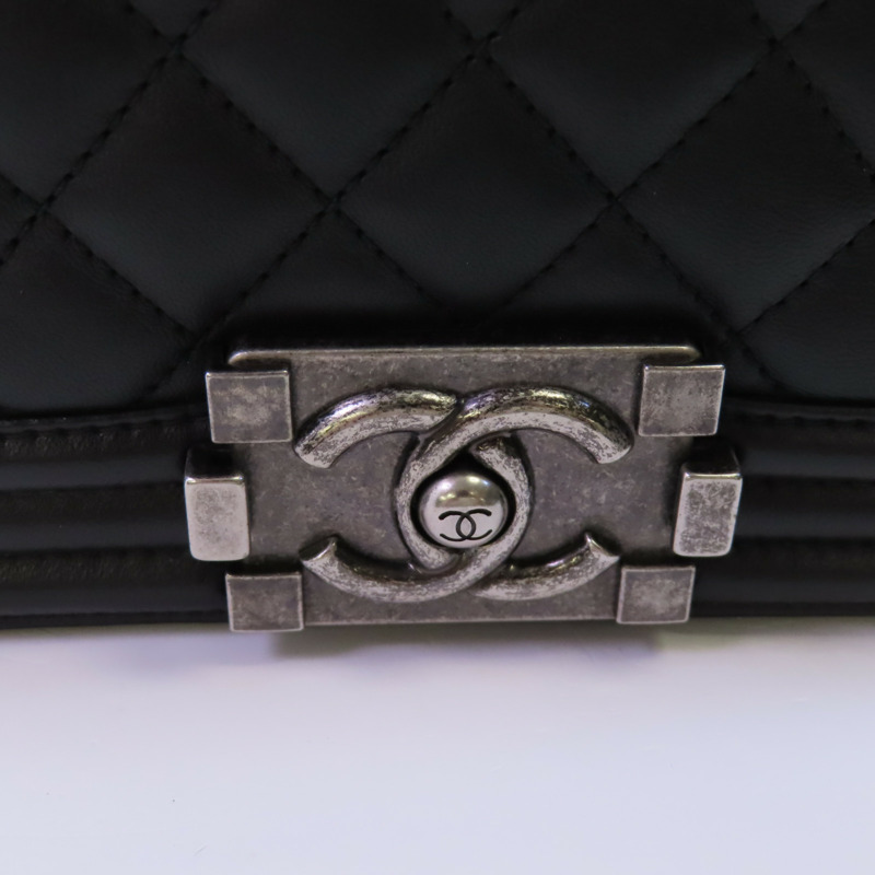 CHANEL 羊皮皮革Boy Chanel 25銀扣鏈帶肩背袋-9