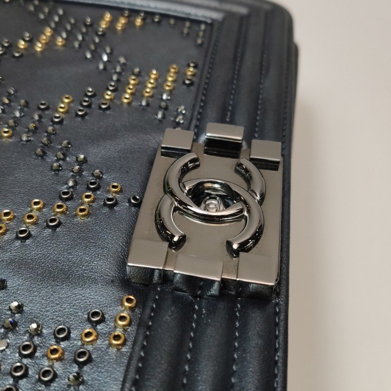 Chanel Leboy季節限定款中號牛皮釘珠裝飾方形雙C鎖扣單肩包-13