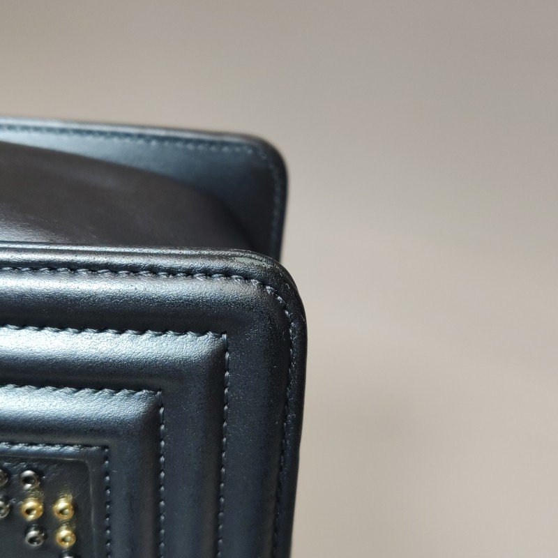 Chanel Leboy季節限定款中號牛皮釘珠裝飾方形雙C鎖扣單肩包-18