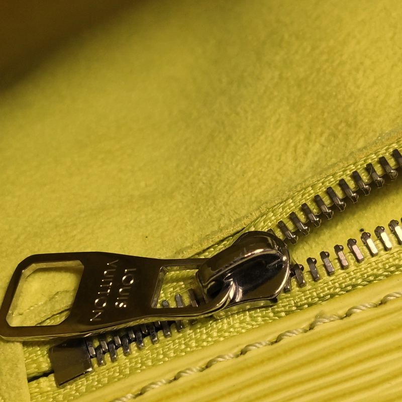 Louis Vuitton(LV)Marly牛皮純色LV標誌斜挎包單肩包-14