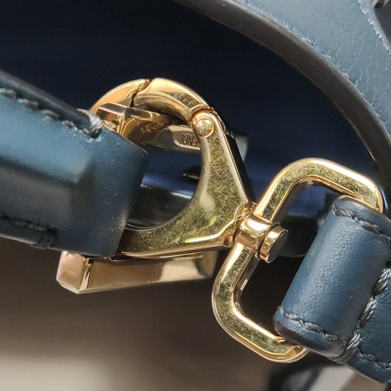 Fendi Peekaboo躲貓貓小號牛皮純色扭鎖斜挎包-11