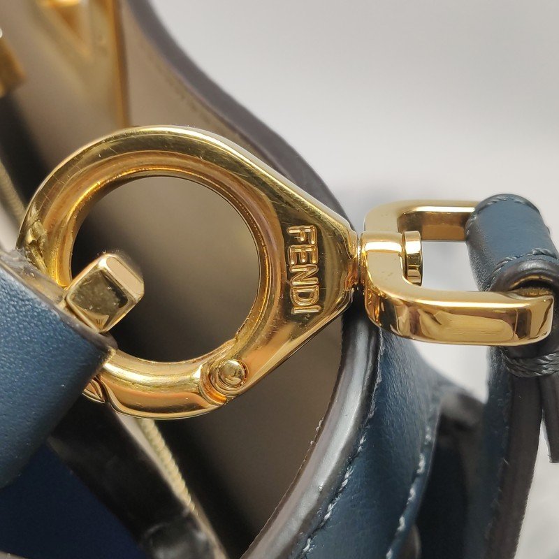 Fendi Peekaboo躲貓貓小號牛皮純色扭鎖斜挎包-12