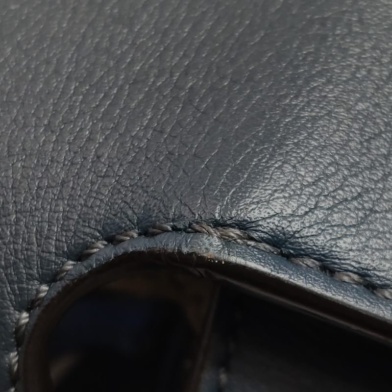 Fendi Peekaboo躲貓貓小號牛皮純色扭鎖斜挎包-15