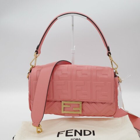 超級新🎁 Fendi 芬迪 FF 1974 Baguette 浮雕壓紋 蜜桃粉 羊皮 法棍包 腋下包 肩背包 手袋