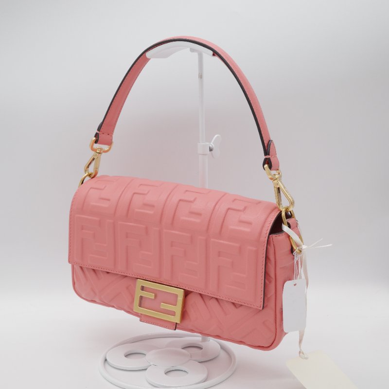 超級新🎁 Fendi 芬迪 FF 1974 Baguette 浮雕壓紋 蜜桃粉 羊皮 法棍包 腋下包 肩背包 手袋-1