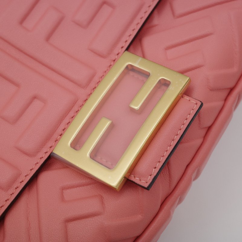 超級新🎁 Fendi 芬迪 FF 1974 Baguette 浮雕壓紋 蜜桃粉 羊皮 法棍包 腋下包 肩背包 手袋-4