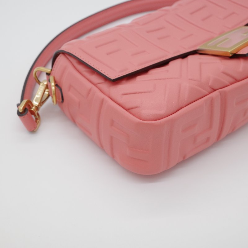 超級新🎁 Fendi 芬迪 FF 1974 Baguette 浮雕壓紋 蜜桃粉 羊皮 法棍包 腋下包 肩背包 手袋-5