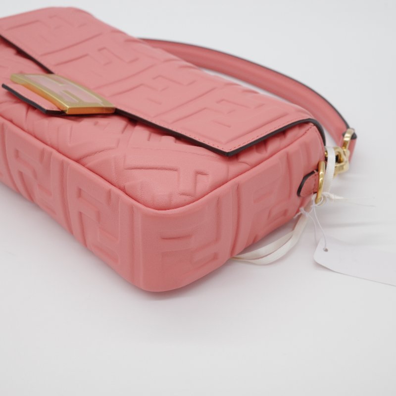 超級新🎁 Fendi 芬迪 FF 1974 Baguette 浮雕壓紋 蜜桃粉 羊皮 法棍包 腋下包 肩背包 手袋-6