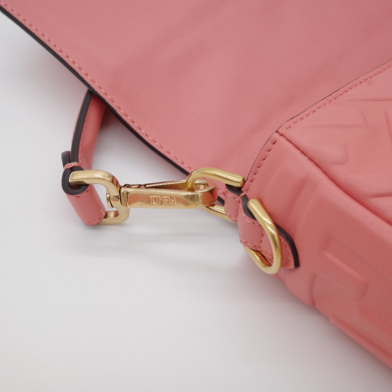 超級新🎁 Fendi 芬迪 FF 1974 Baguette 浮雕壓紋 蜜桃粉 羊皮 法棍包 腋下包 肩背包 手袋-9