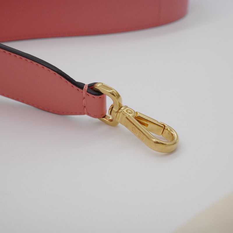 超級新🎁 Fendi 芬迪 FF 1974 Baguette 浮雕壓紋 蜜桃粉 羊皮 法棍包 腋下包 肩背包 手袋-11