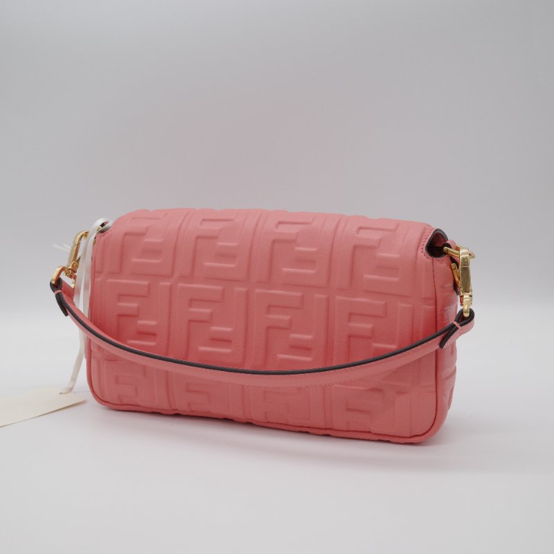 超級新🎁 Fendi 芬迪 FF 1974 Baguette 浮雕壓紋 蜜桃粉 羊皮 法棍包 腋下包 肩背包 手袋-12