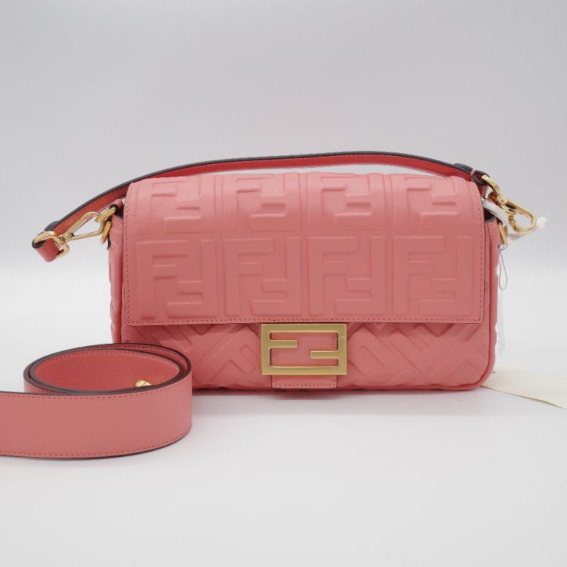 超級新🎁 Fendi 芬迪 FF 1974 Baguette 浮雕壓紋 蜜桃粉 羊皮 法棍包 腋下包 肩背包 手袋-14