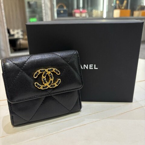 *SHIHNA名牌精品* CHANEL 19 黑色羊皮金釦 三折短夾