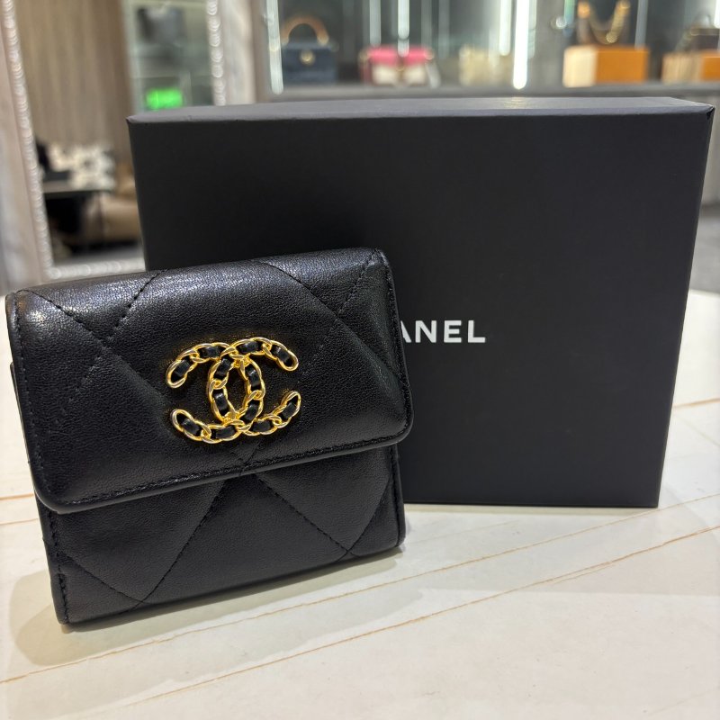 *SHIHNA名牌精品* CHANEL 19 黑色羊皮金釦 三折短夾-0