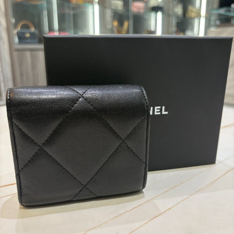 *SHIHNA名牌精品* CHANEL 19 黑色羊皮金釦 三折短夾-1