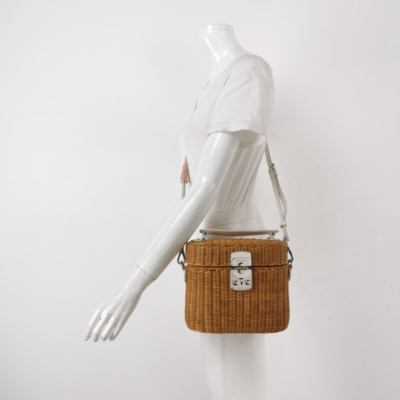 Miu Miu牛皮編織包身字母logo金屬扣斜挎包-1