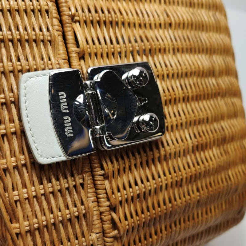 Miu Miu牛皮編織包身字母logo金屬扣斜挎包-10