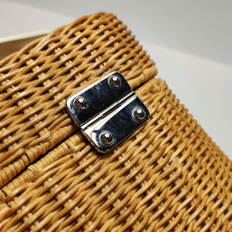 Miu Miu牛皮編織包身字母logo金屬扣斜挎包-11