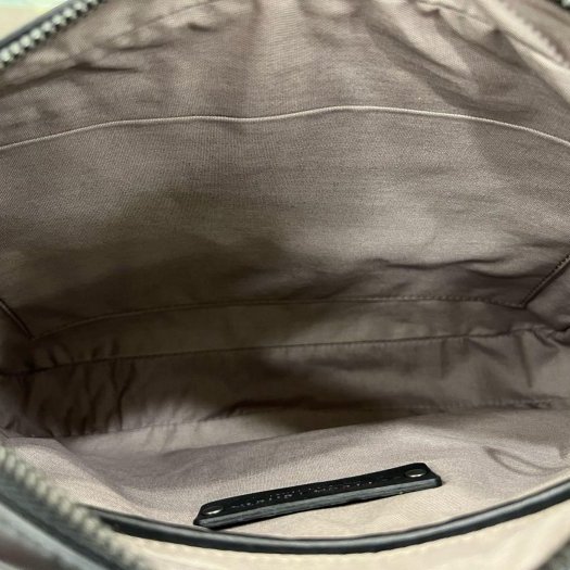 東區正精品㊣BV BOTTEGA VENETA 全新未使用黑色全皮小格編織拉鍊手拿包 RZ6156-3