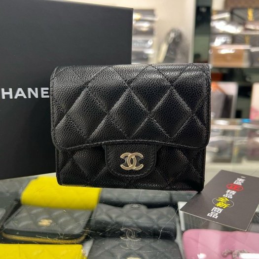 東區正精品㊣ CHANEL AP0229 全新香奈兒黑色荔枝牛皮金釦迷你三折釦子短夾 RZ6158-0