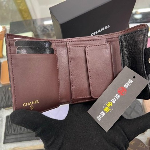 東區正精品㊣ CHANEL AP0229 全新香奈兒黑色荔枝牛皮金釦迷你三折釦子短夾 RZ6158-1