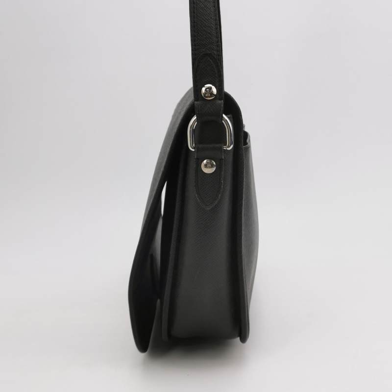 Louis Vuitton(LV)Taiga Andrei牛皮純色字母logo斜挎包單肩包-2