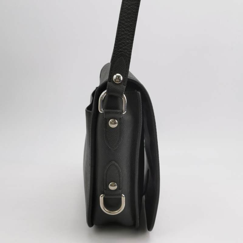 Louis Vuitton(LV)Taiga Andrei牛皮純色字母logo斜挎包單肩包-3