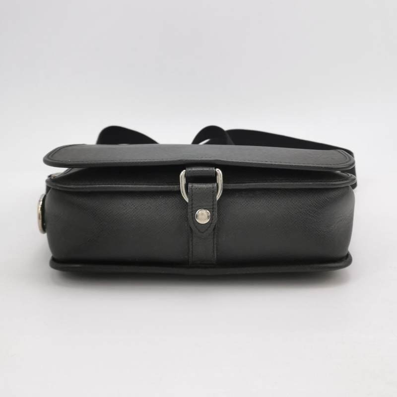 Louis Vuitton(LV)Taiga Andrei牛皮純色字母logo斜挎包單肩包-5