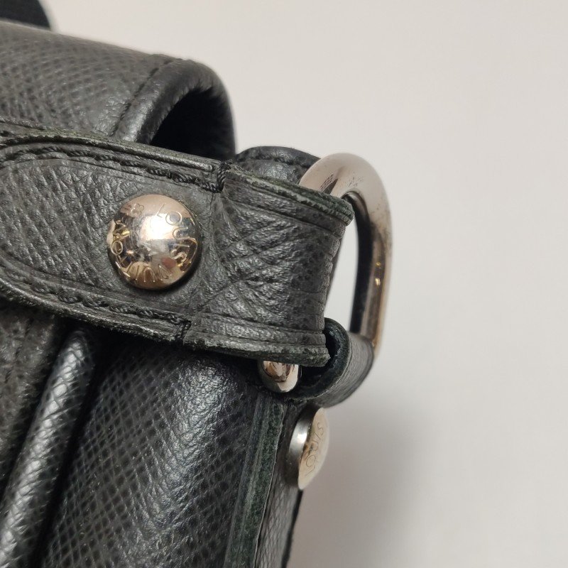 Louis Vuitton(LV)Taiga Andrei牛皮純色字母logo斜挎包單肩包-10