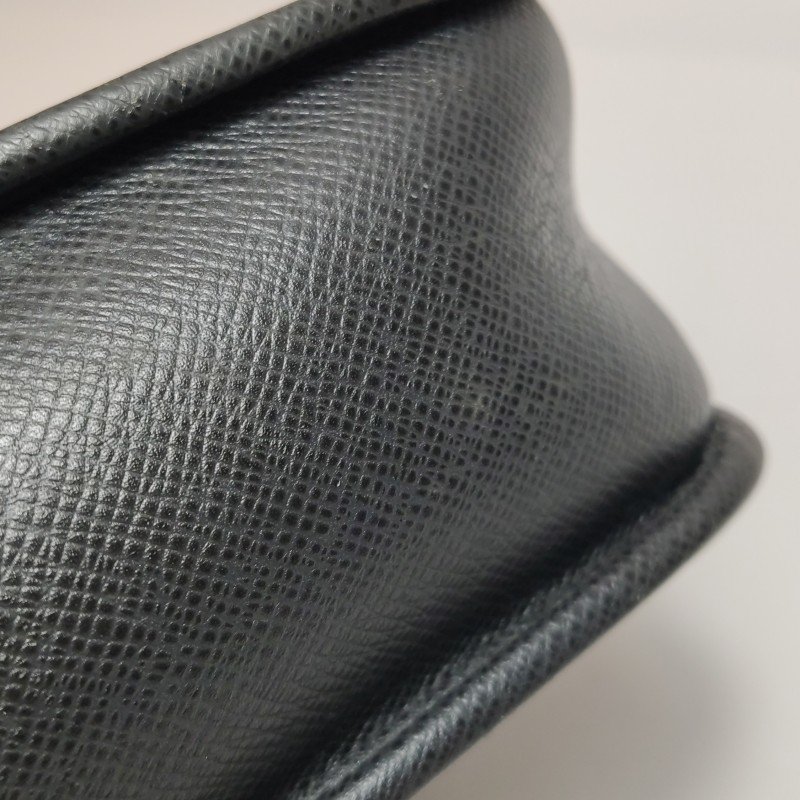 Louis Vuitton(LV)Taiga Andrei牛皮純色字母logo斜挎包單肩包-17