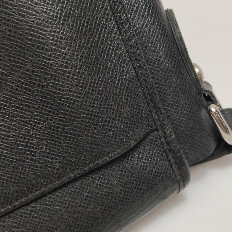 Louis Vuitton(LV)Taiga Andrei牛皮純色字母logo斜挎包單肩包-18