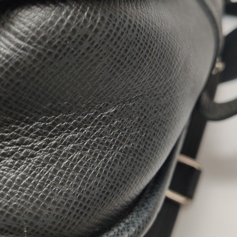 Louis Vuitton(LV)Taiga Andrei牛皮純色字母logo斜挎包單肩包-19