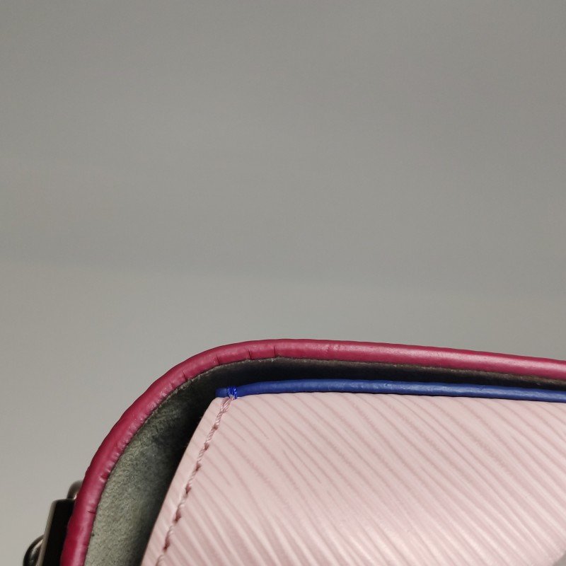 Louis Vuitton(LV)Twist中號牛皮拼色LV旋轉鎖扣單肩包-17