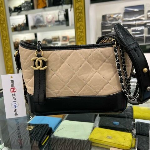 東區正精品㊣CHANEL A91810 香奈兒黑色拼駝色牛皮金銀雙色皮穿鍊帶流浪包肩背包斜背包小款 RZ5334