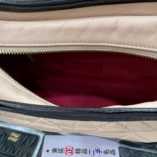 東區正精品㊣CHANEL A91810 香奈兒黑色拼駝色牛皮金銀雙色皮穿鍊帶流浪包肩背包斜背包小款 RZ5334-3