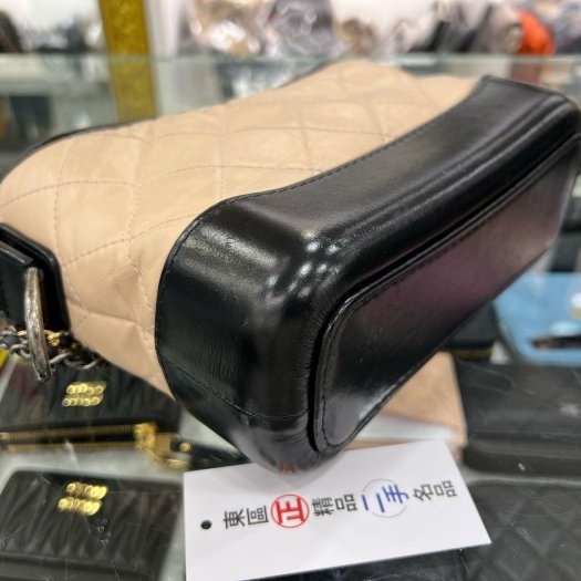 東區正精品㊣CHANEL A91810 香奈兒黑色拼駝色牛皮金銀雙色皮穿鍊帶流浪包肩背包斜背包小款 RZ5334-6