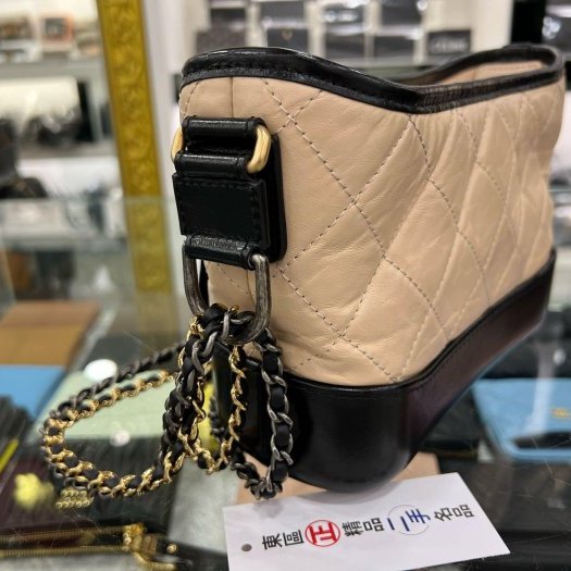 東區正精品㊣CHANEL A91810 香奈兒黑色拼駝色牛皮金銀雙色皮穿鍊帶流浪包肩背包斜背包小款 RZ5334-7
