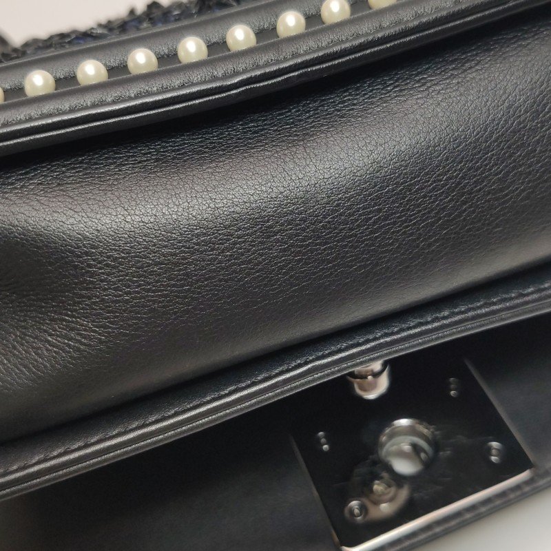 Chanel Leboy季節限定款小號牛皮拼色珍珠裝飾方形雙C鎖扣單肩包-15