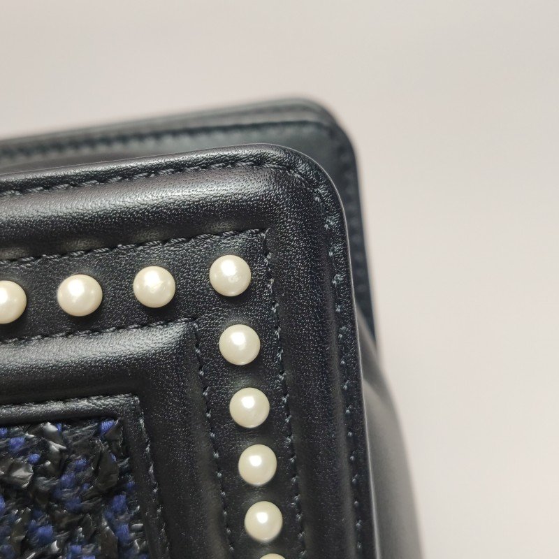 Chanel Leboy季節限定款小號牛皮拼色珍珠裝飾方形雙C鎖扣單肩包-16