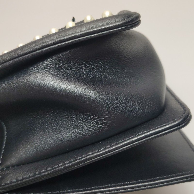 Chanel Leboy季節限定款小號牛皮拼色珍珠裝飾方形雙C鎖扣單肩包-18